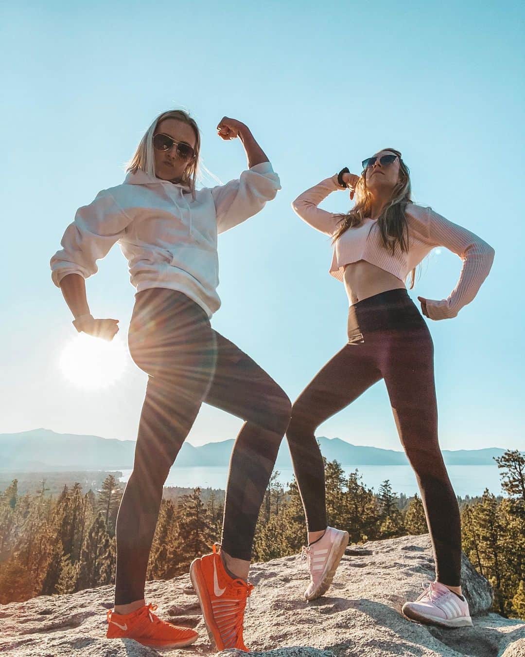 マリヤ・コロレバのインスタグラム：「What a weekend of writing, exploring Tahoe, and of course having a few photoshoots with @kileytreacy 📸👯‍♀️ Just what I needed before the next two weeks of crazy work hours 😬 ⊱ #southlaketahoe #visittahoe #beautifuldestinations #california #travelandlife #mariyakoroleva #bossbabes #blogdoobabes #womensupportingwomen #wanderlust」