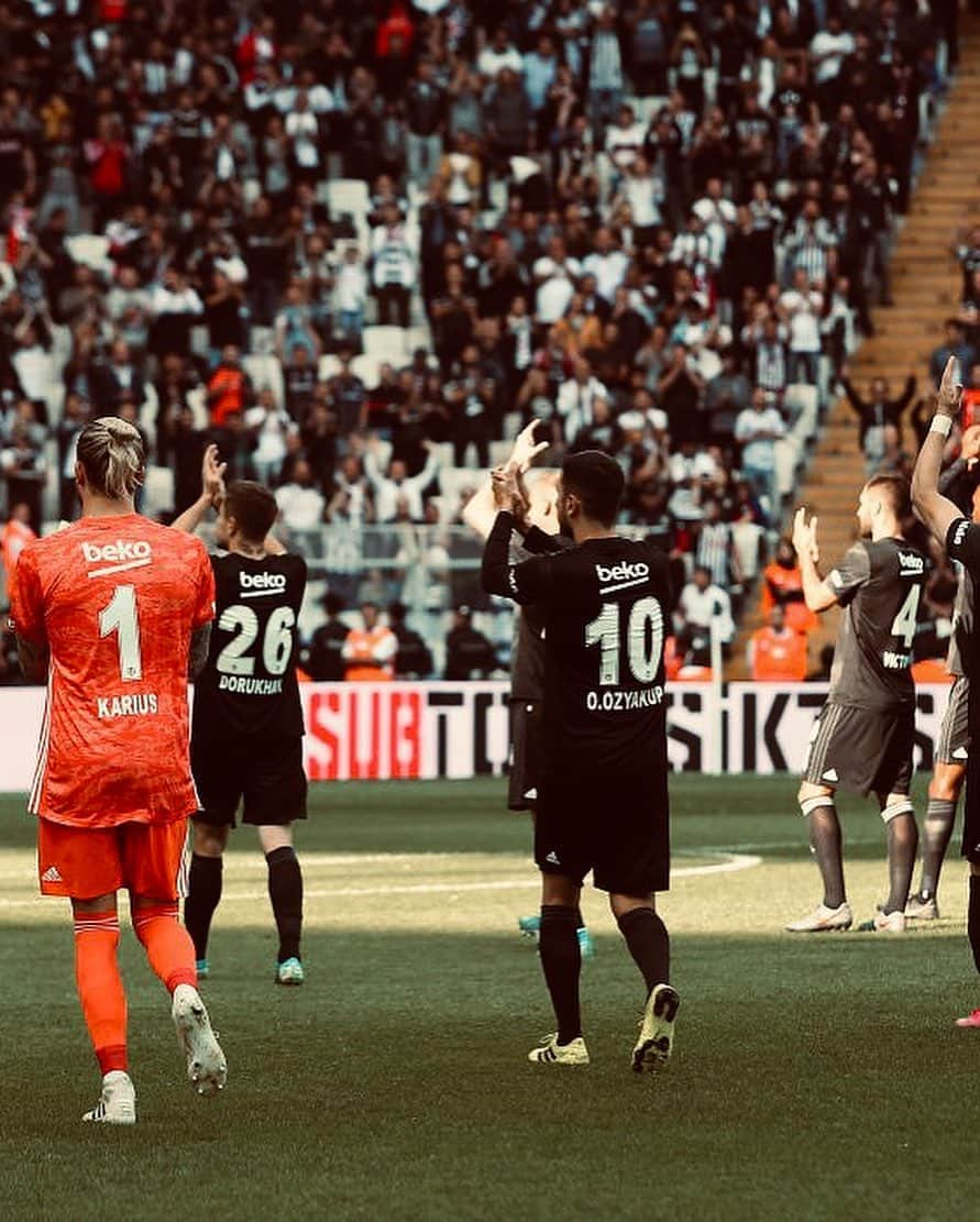 ロリス・カリウスさんのインスタグラム写真 - (ロリス・カリウスInstagram)「Important 3 points today and a clean sheet🧤✖️ Stay strong and come back soon brother @dorukhantokoz 🙏🏻」10月7日 2時36分 - loriskarius