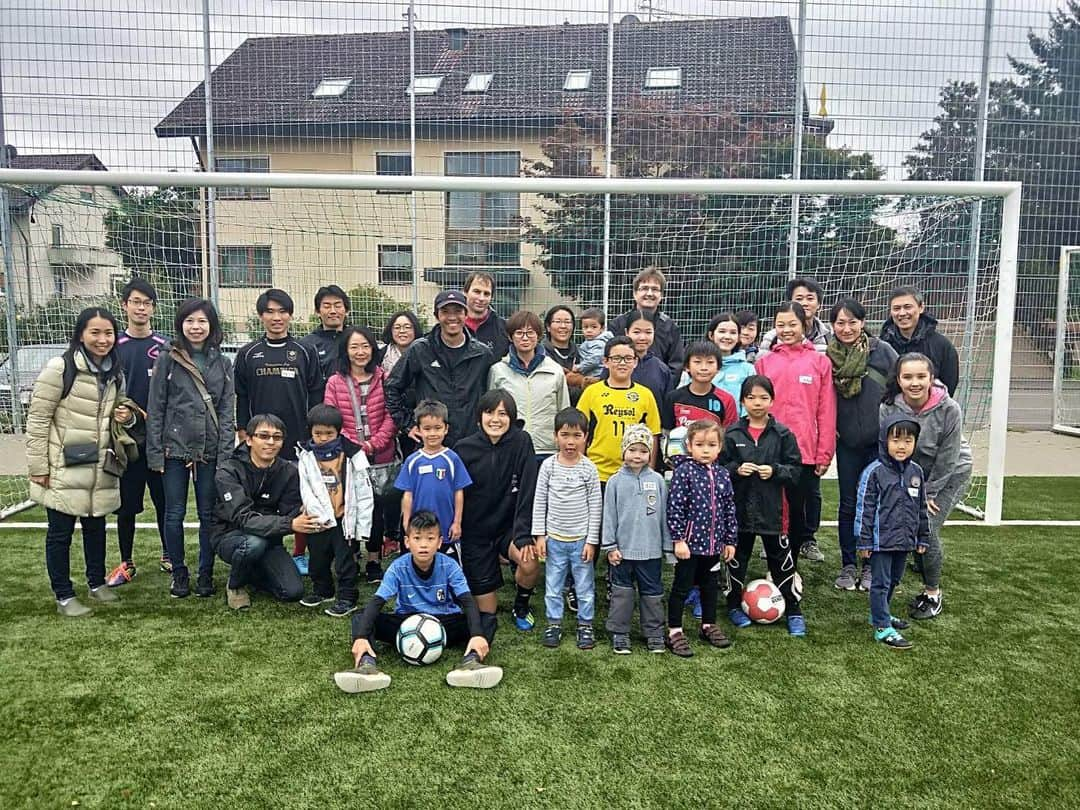 猶本光さんのインスタグラム写真 - (猶本光Instagram)「フライブルクの子どもたちとサッカー⚽️ たくさん笑ったし、みんなの笑顔も見れたし、とっても良い時間だったなぁ😊ありがとうございました！  子どもたち同士の会話は、ドイツ語が楽みたいで、日本語で話すように言わないとドイツ語で話しちゃうみたい。でも日本語も上手だし、すごい🤣子どもたちが口にするドイツ語聞いて、勉強になった😝」10月7日 2時38分 - naomoto6hikaru