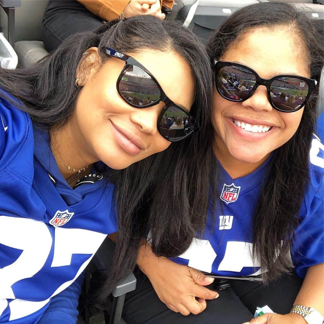 シャネル・イマンのインスタグラム：「@sterlingshepard Biggest Fans 🙌🏾 My gorgeous mother in law @cherishep3 looking like my sister ❤️ Supporting  In style @Oakley x @nygiants sunglasses #OakleyPrizm」