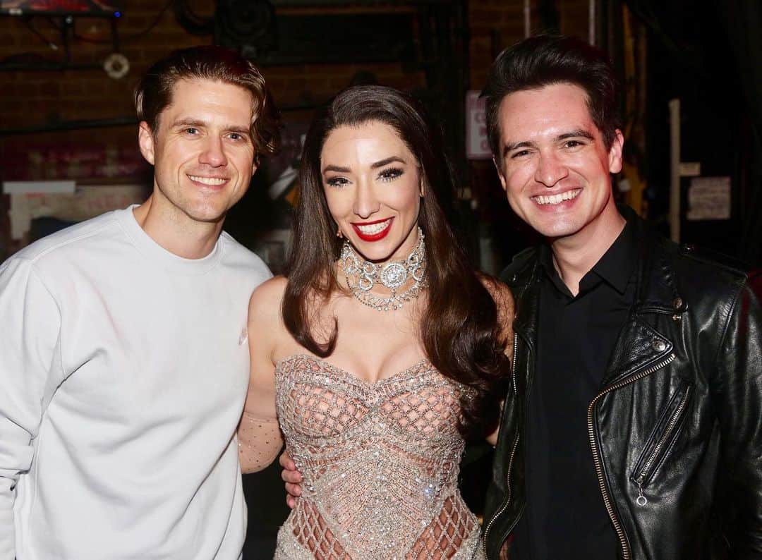 のインスタグラム：「Stopped by the Hirschfeld last night and caught @ashleyloren on for the part of Satine. The entire show front to back was flawless and can’t be missed. 📸- @bruglikas @moulinrougebway」