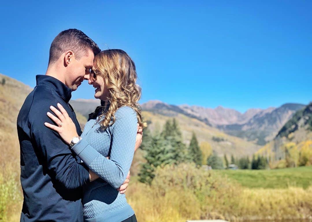 ミカエラ・シフリンのインスタグラム：「Ohhhh danggggg my brother put a ring on it and now the countdown is ON until I HAVE A SISTER!!🤪🤩🥳😆😆💍 The happiness and love that these two share is something truly special. Taylor, I am so flipping happy for you- to see the joy in your eyes when you are with her is spectacular. Never have I seen my big brother so happy as when he is with Kristi and it brings tears to my eyes in the most magical sort of way. Kristi, I cannot tell you how much of a pleasure it has been to welcome you into our family and I can’t wait until it’s official.  Congratulations you cutie-patooties, I love you both so much💛💛💛」