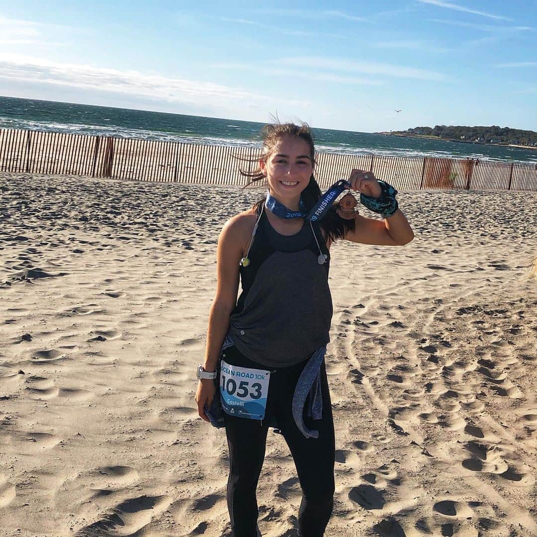 マリッサ・キャステリのインスタグラム：「Crazy hair and a new PR 51:14! So much fun running the @oceanroad10k this am! . . . . . . *#oceanroad10k #thesweatlife #runningmotivation #10k #roadrunner #runninglife #narragansett」