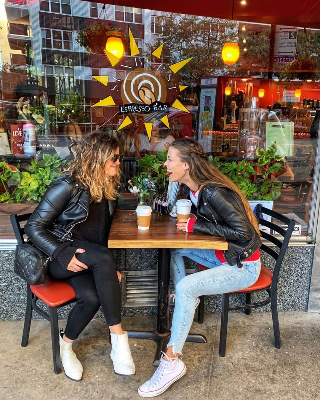 ニーナ・アグダルのインスタグラム：「Keep smiling and keep shining 👯」