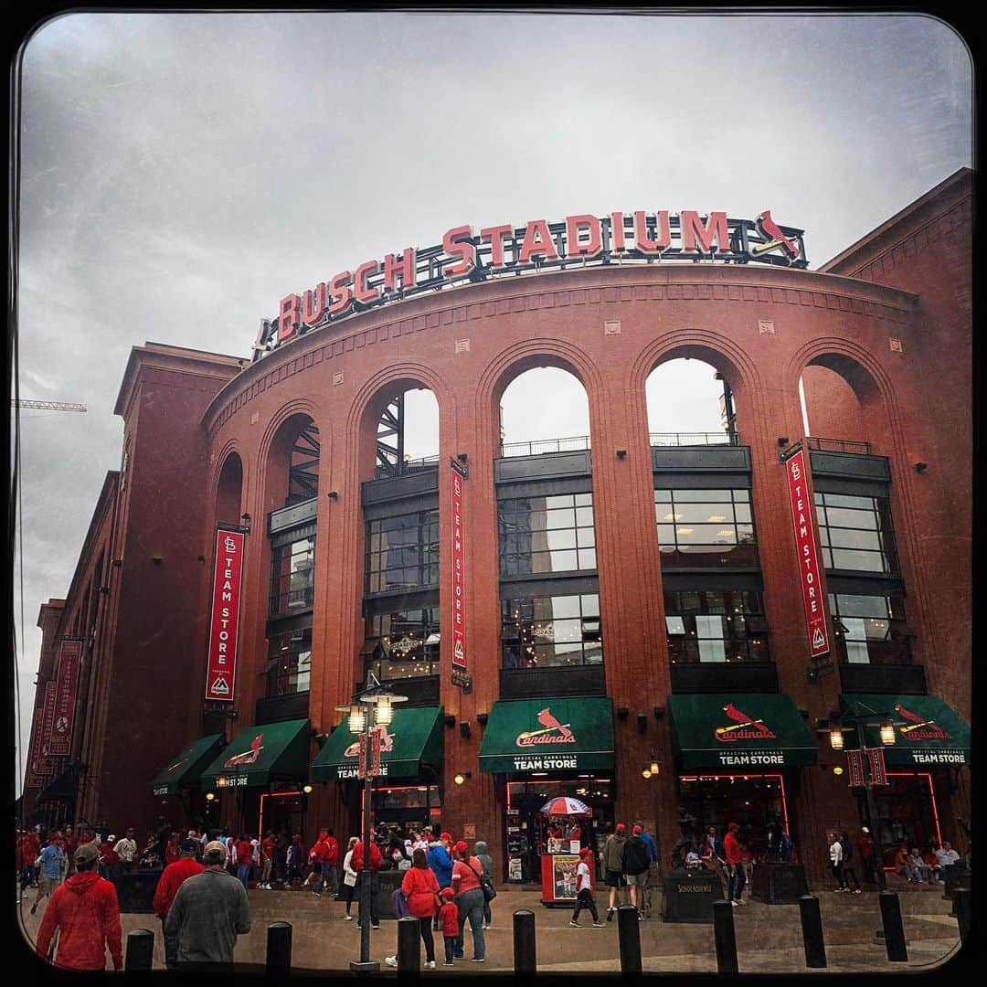 アニー・ワーシングさんのインスタグラム写真 - (アニー・ワーシングInstagram)「Hello you big beautiful beast. ⚾️❤️ #timetofly @cardinals」10月7日 3時47分 - anniewersching