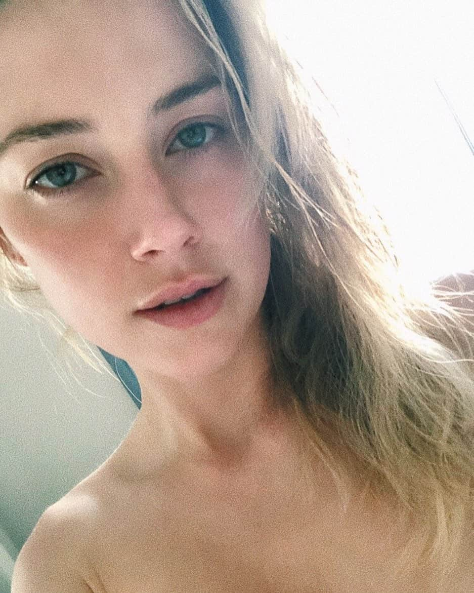 アンバー・ハードさんのインスタグラム写真 - (アンバー・ハードInstagram)「Who wants to sign my petition to extend the weekend?」10月7日 3時42分 - amberheard