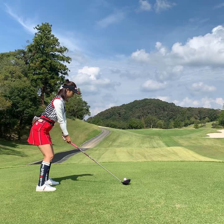 筒井萌子のインスタグラム：「* 最近のドライバーショット⛳️ 久しぶりに動画投稿*•.❥◡̈*.。 ここ最近スライス祭りで林の中に 入っちゃって２打目は出すだけ。 ばかりだったけど真っ直ぐになってきた🐢 クロスしちゃうクセがあるから意識するとマシに😯 四日間日本女子オープンゴルフ選手権をみて かっこいいなぁ〜と沢山刺激されたから 少しでもスイングが綺麗に飛ぶようになるように コツコツ頑張ろうと思った次第です٩( ᐛ )و ・ #筒井萌子 #女優 #actress #モデル #model #岡山  #shooting #instagood #instalike #converse #撮影 #followme #instalike #ゴルフ #ゴルフ女子 #ゴルフコーデ #v12 #もえちゃんゴルフ #ドライバー は #ゴルジョバの景品 #ゼクシオ10」
