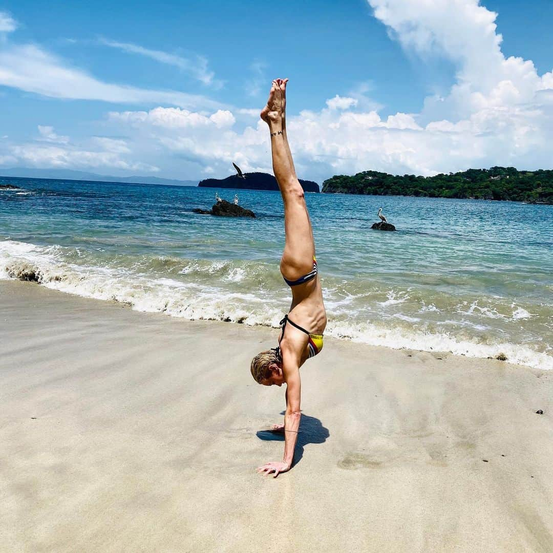 ケイティ・キャシディさんのインスタグラム写真 - (ケイティ・キャシディInstagram)「Handstands in the sand! #PuraVida @fscostarica @fourseasons #gracias」10月7日 4時05分 - katiecassidy