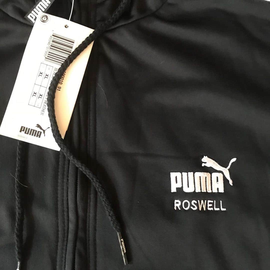 ブレンダン・フェアさんのインスタグラム写真 - (ブレンダン・フェアInstagram)「(Update - @janadeluna22 is the winner. Congratulations!) In honor of the 20th anniversary of Roswell, I have an official wrap gift from #Roswell Season 2, I believe. An XL (tag still on) Puma hoodie with #Roswell embroidered on the front. It’s official, authentic and comes from my closet. I will sign it in silver sharpie if requested.  Highest bidder? Proceeds to charity? Sure, why not? DM bid by end of day. *Overseas will have to pay for shipping as well.」10月7日 4時16分 - unrealfehr