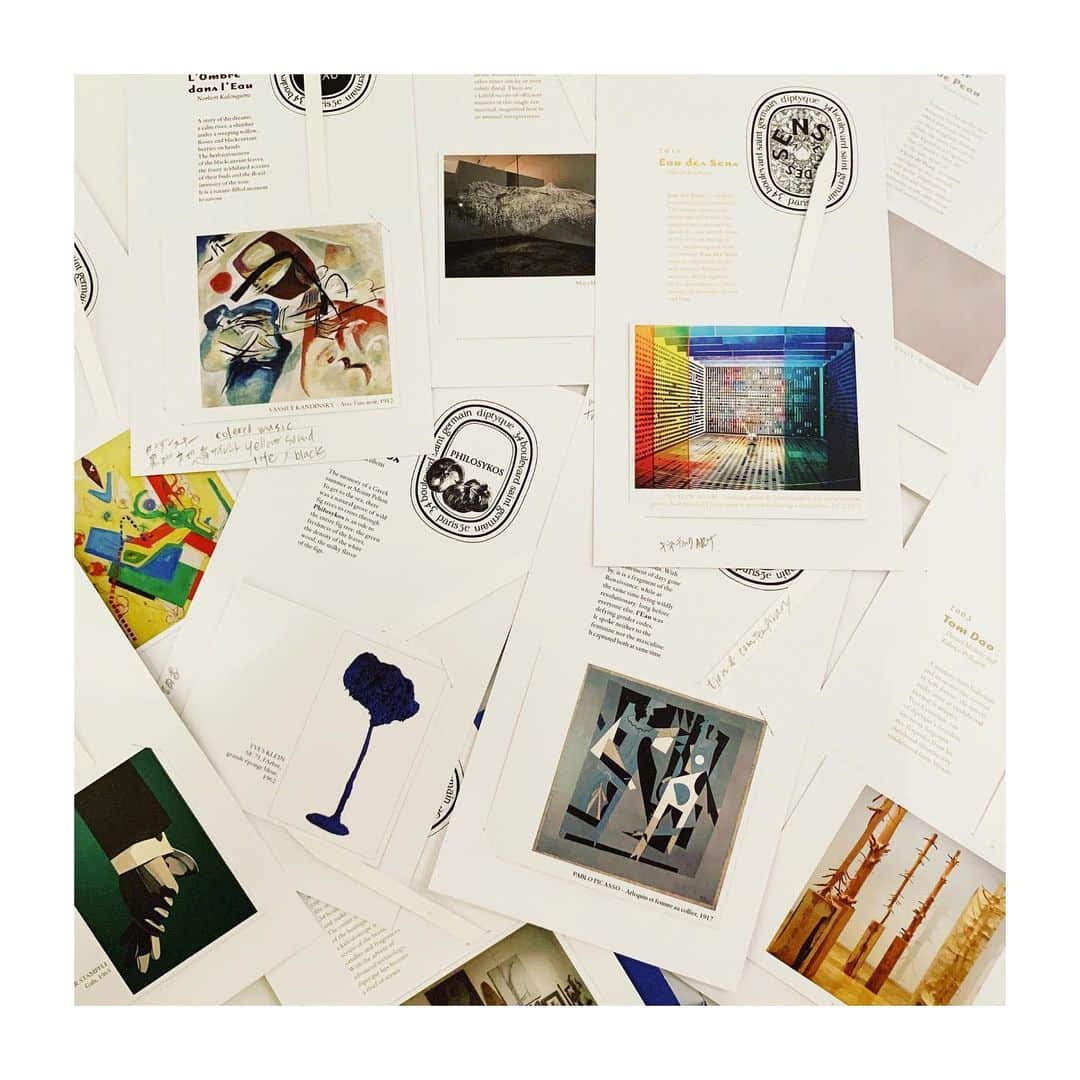 HiRAO INCのインスタグラム：「. Diptyque  An exhibition of smells and images  at Pompidou  Centre Museum .  香りの色彩。 diptyqueにおいて、フレグランスにとっての原料とは、絵画にとっての色素や色のようなもの。  今回、パリのポンピドゥセンターの、マティスやピカソなどポスト印象派時代後から現代までの充実した近現代アートのコレクションを誇る国立近現代美術館 (Musée National d’Art Moderne)にて、 ピカソやイヴクライン、ハンスホフマンをはじめとした現代アートと、ディプティックを代表する12の香りに見られる相関性巡るツアーを行いました。  画家、インテリアデザイナー、劇場経営者・舞台装飾家として活躍していた3人のクリエイターが1961年に情熱を傾けて始めたブランドは、香りのアーティストと呼ぶにふさわしく、創業者たちの胸に秘めたの思い出や旅先での風景、頬をなでる風などからインスピレーションを得ているものばかり。  このツアー、みんなに体験してもらいたい、、。 #diptyque」