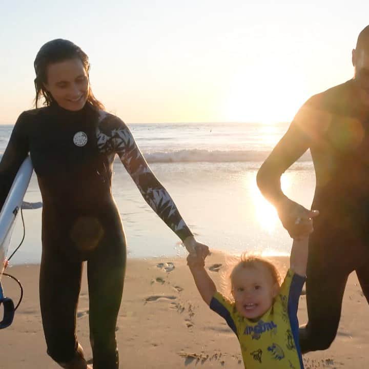 アラナ・ブランチャードのインスタグラム：「Iv been out of the water for about 6 weeks because iv had some low back issues this year. I thought I better rest and heal it instead of rushing into things like I usually do. This was pretty much my first surf back besides one wave I caught in Portugal😜 feels so good to be back in the water but I’m still taking it easy and learning so much☺️ 📽 @hampositive」