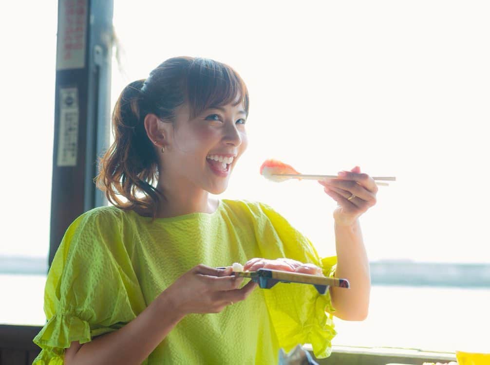 阪本智子さんのインスタグラム写真 - (阪本智子Instagram)「🤤♡ ブリを釣ったあとに食べたマグロ❤ 黒潮市場さんのマグロは本当に美味しい(⌯˃̶᷄ ⁻̫ ˂̶᷄⌯)‼️ #またマグロ釣りたいなぁ #美味しい魚を食べると #すぐに釣りに行きたくなる 🤣👍笑 ＊ #food #seafood #foodstagram #fish #tuna #sushi #魚 #鮪 #マグロ #寿司 #和歌山マリーナシティ #黒潮市場 #マグロの解体ショー #阪本智子 #ポニーテール」10月7日 5時27分 - tomoko_sakamoto423