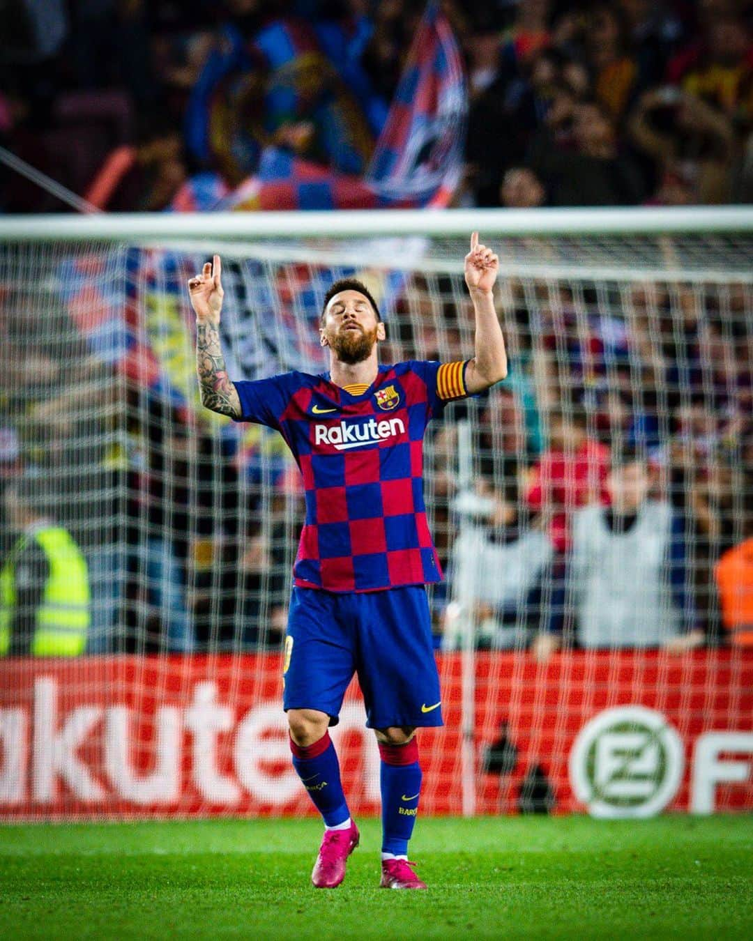 FCバルセロナさんのインスタグラム写真 - (FCバルセロナInstagram)「🌱 Grass is green 💦 Water is wet 🐐 @leomessi scores a free kick」10月7日 6時32分 - fcbarcelona