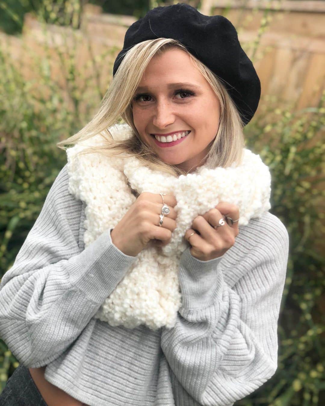 カーステン・ムーア＝タワーズのインスタグラム：「Sweater weather🍁 The scarf I’m wearing was knit by a fellow Oakville skater named @kimberley_campbell7. Kim is a beautiful person with a beautiful story. She started a company called Perfectly Imperfect to raise money for people affected by eating disorders and to help her pass the time while she fought her own recovery battle. 100% of her proceeds will go back to eating disorder initiatives. Contact me if you would like a comfy scarf (or blanket) of your own! • #perfectlyimperfect #sweaterweather」