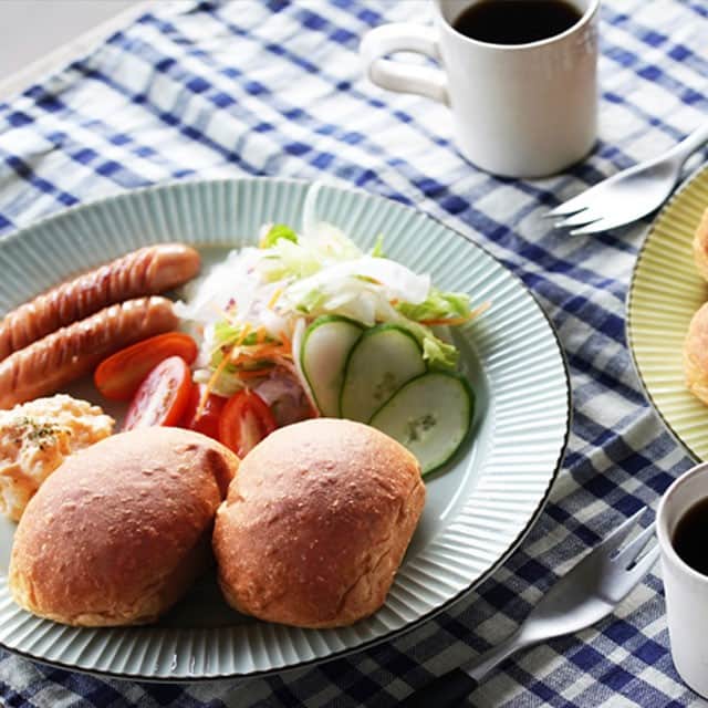ローソン さんのインスタグラム写真 - (ローソン Instagram)「朝ごはんにもぴったりの「ブランパン 2個入」です♪目玉焼きやウインナーなどのおかずにもあいます(^^) #ローソン #LAWSON #ブラン #ブランパン #パン #コンビニパン #パンのある暮らし #パン活 #朝食 #ランチ #butter #bread #breakfast #lunch #japanesefood #instagood #foodstagram #foodpics」10月7日 7時00分 - akiko_lawson