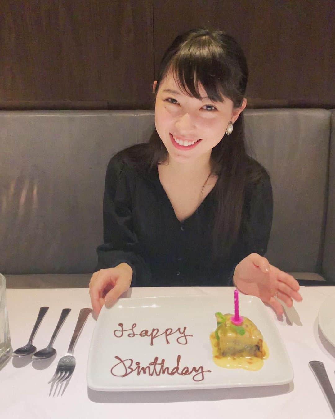 のインスタグラム：「. . 昨日10月6日は﻿ 20代最後の29歳の誕生日を台湾でお祝いしてもらいました😌﻿ 夫婦になって過ごす誕生日は初めてだから ろうそく一本っていうのがなんか良い😳 ﻿ 支えてくれる周りの人に精一杯感謝をし﻿ まだまだ全力で突っ走りながら頑張っていきたいと思います！﻿ 私らしいをモットーに素敵な年にしたいと思います😊﻿ ﻿29歳だから大好物の肉(29)も沢山食べながらね🤤笑  これからもどうぞ宜しくお願いします🙇🏻‍♂️✨﻿ #今日のまつゆい#29のまつゆい#mybirthday#birthday#誕生日#29の年」