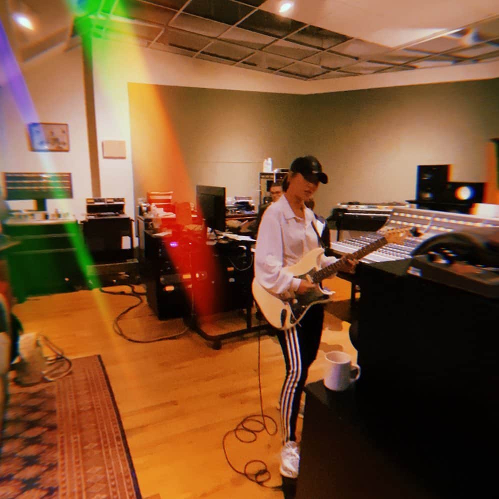 ジンジョー・リーのインスタグラム：「Rock and Roll baby 🤘🏻😝💖」