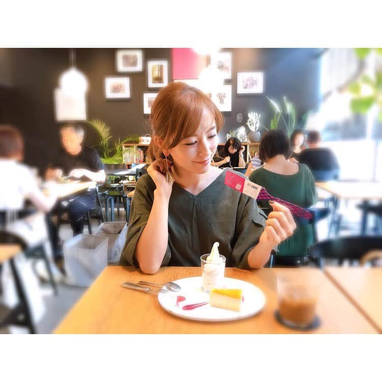 大谷朋子さんのインスタグラム写真 - (大谷朋子Instagram)「♡ * 青山にあるヴィーガンカフェ 「エイタブリッシュ」でランチ🥦🍠 お料理美味しいし、カラダにいいことした気分になれてうれしい♡ * そうそう、壁面の一部がピンクカラーに塗り替えられていました💗 雰囲気がガラッと変わってまた可愛い◡̈！ * このピンクの壁は、 国際ガールズデーとコラボした「ROOMBLOOM」ってペイントで塗られているもの❤︎ * 10月11日には、店内をROOMBLOOMでジャックするイベントが開催されるそう♪ * そして、このリーフレットと料理の写真に #ROOMBLOOM をつけてInstagram投稿すると、ドリンク1杯が無料になるみたいです𖠚.* * 物販コーナーで限定アソート商品も販売中❤︎ ぜひチェックしてみてください◡̈ * * @roombloom_official #国際ガールズデー  #8ablish #withthegirls_rb #pr  #roombloom #ピンクの壁 #ドリンク無料」10月7日 18時37分 - tomoko_ohtani