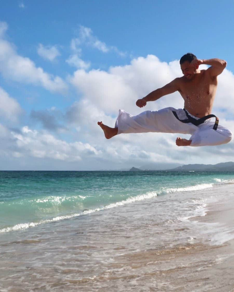 ベリッシモ・フランチェスコさんのインスタグラム写真 - (ベリッシモ・フランチェスコInstagram)「“Tobi geri” training in Okinawa🥋☀️🌊 ビーチで体の動きが重くなりますので、1日100回飛び蹴りしてみました。まだまだですね。押忍！😂👍 #ベリッシモ #料理研究家 #francescobellissimo #karate #chef #tvchef #karateka #yokotobigeri #空手 #極真空手 #空手道 #coattoromano #beach #okinawa #沖縄 #blackbelt #scuoladibotte #romanodisangiovanni #mma #mmatraining #martialarts #shihan #kyokushin #ビーチ #イケメン #筋肉 #イケメン空手家 #空手家」10月7日 18時32分 - bellissimoyoshi