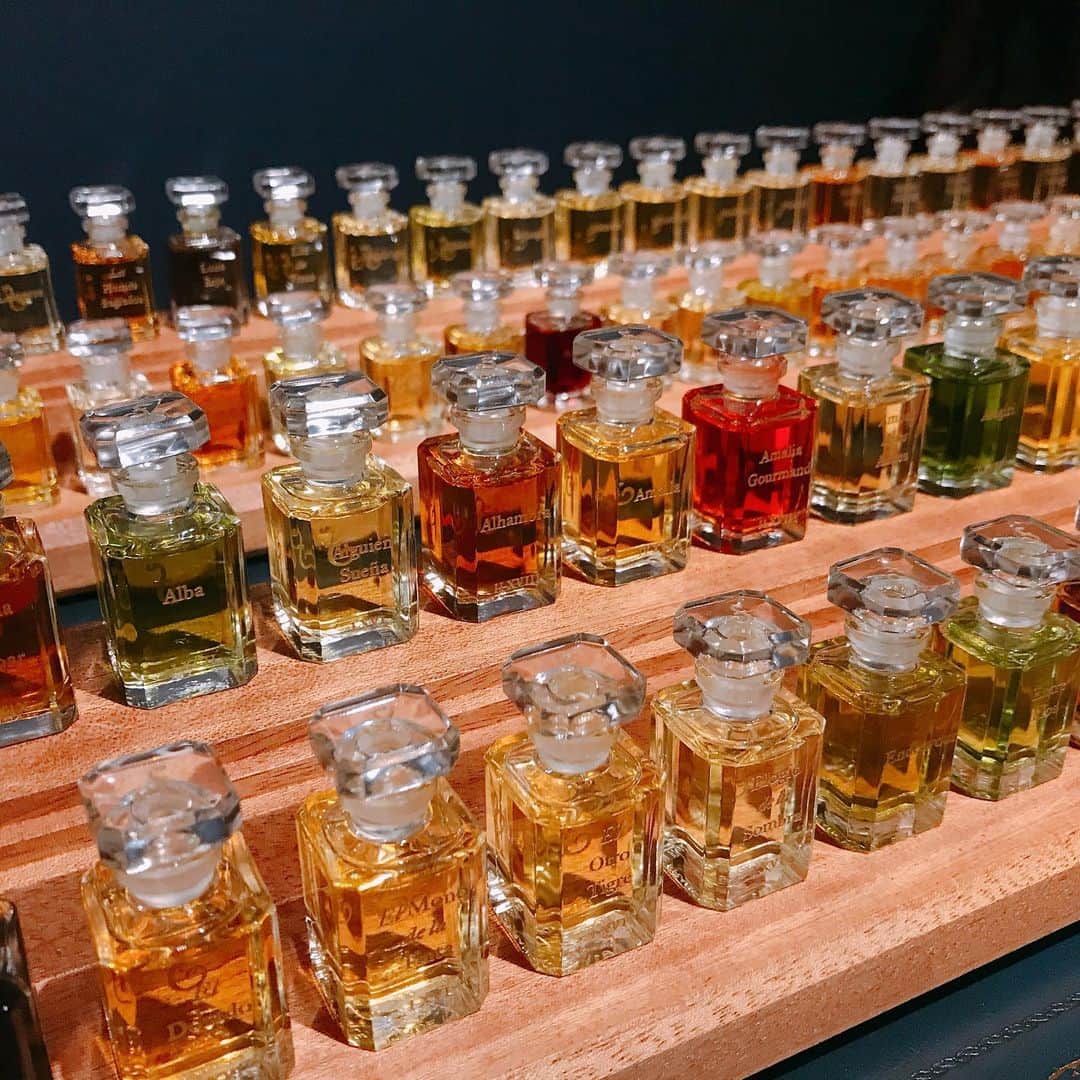 by.Sのインスタグラム：「気品高くもユニークな香りのコレクションで世界中のひとびとを魅了してきた、唯一無二のラグジュアリー・フレグランスメゾン＜FUEGUIA 1833（フエギア 1833）＞。 * 2019年9月26日(木)より、新たなる香りの選択肢「プーラ エッセンシア」が登場。 香水の原点において最も古く原始的な手法にインスピレーションを受け、FUEGUIA 1833が創り出した革新的なコレクション。 アルコールなどの溶剤を一切使わずに作られたプーラ エッセンシアは、FUEGUIA 1833の香水で最も深く濃密な付け心地。 * 究極にピュアな香水のエッセンスは、直接、肌にのせて纏うことができるので、パーツごとに香りを変えるなんて乙な楽しみかたもできてしまう。 * FUEGUIA 1833 渾身の一滴、感動せずにはいられない。 * PURA ESENCIA　8ML ￥22,000- ～ ￥66,000- *価格は税抜き表示。  #byslife をつけて、すてきな写真を投稿しよう。 * #bys #byslife #bysファッション #bysコスメ #lulucosbys #lulucos #fueguia1833 #フエギア1833 #プーラエッセンシア #puraesncia #香水 #フレグランス #香り」
