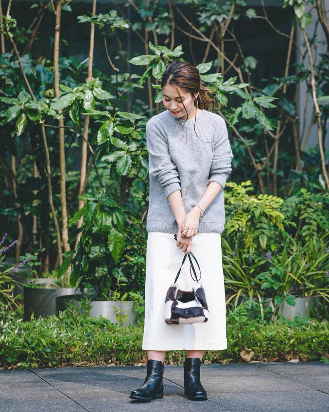 SHIPSさんのインスタグラム写真 - (SHIPSInstagram)「liflattie ships  ラウンドヨークハイゲージプルオーバー / ¥11,800(+TAX)  ふわふわとしたあたたかみのある素材のニットプルオーバー。 やわらかく軽い着心地が魅力のニットは、程良くゆったりとしたシルエットでどんなスタイリングにもマッチしてくれます。  #liflattieships #ships #knit #fashion #coordinate #selectshop #2019fw #リフラティシップス #シップス #ファッション #ニット #クルーネックセーター #コーディネート #ファーバッグ #セレクトショップ」10月7日 18時35分 - ships_official