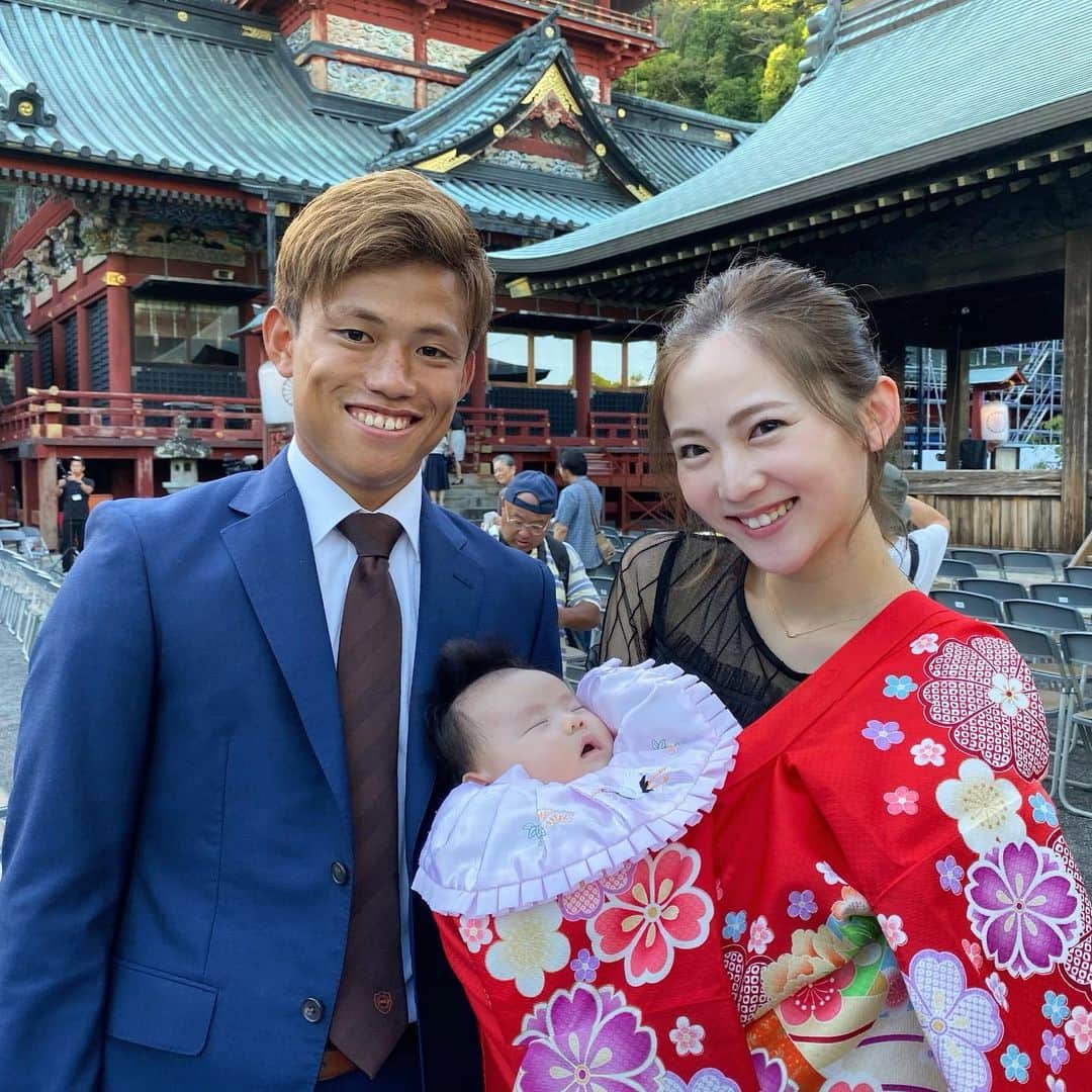 姫野れみのインスタグラム：「やっと涼しくなってきたので 先日、遅ればせながらのお宮参り ⛩🌿 太鼓や鈴の音に少し驚きながらもほとんどぐっすり😂 まだ少し暑かったけど、お利口さんにできました✨ 健康で素敵な女の子に成長してくれますように♡ ・ #お宮参り #家族写真 #baby #girl #mamagirl #赤ちゃん #ベビー #女の子ベビー #赤ちゃんのいる生活」