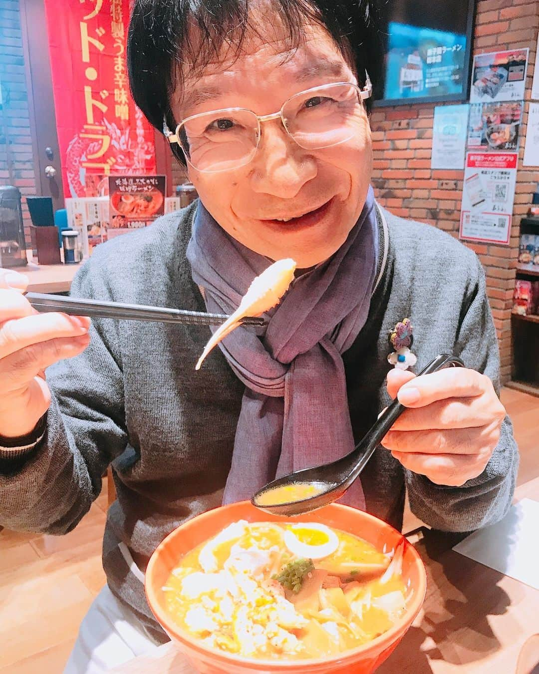 尾木直樹さんのインスタグラム写真 - (尾木直樹Instagram)「千歳空港で大好物のカニラーメン食べてご満悦 - #北海道#千歳空港#カニラーメン#大好物#尾木ママ#大喜び 😊💞」10月7日 17時05分 - oginaoki_ogimama