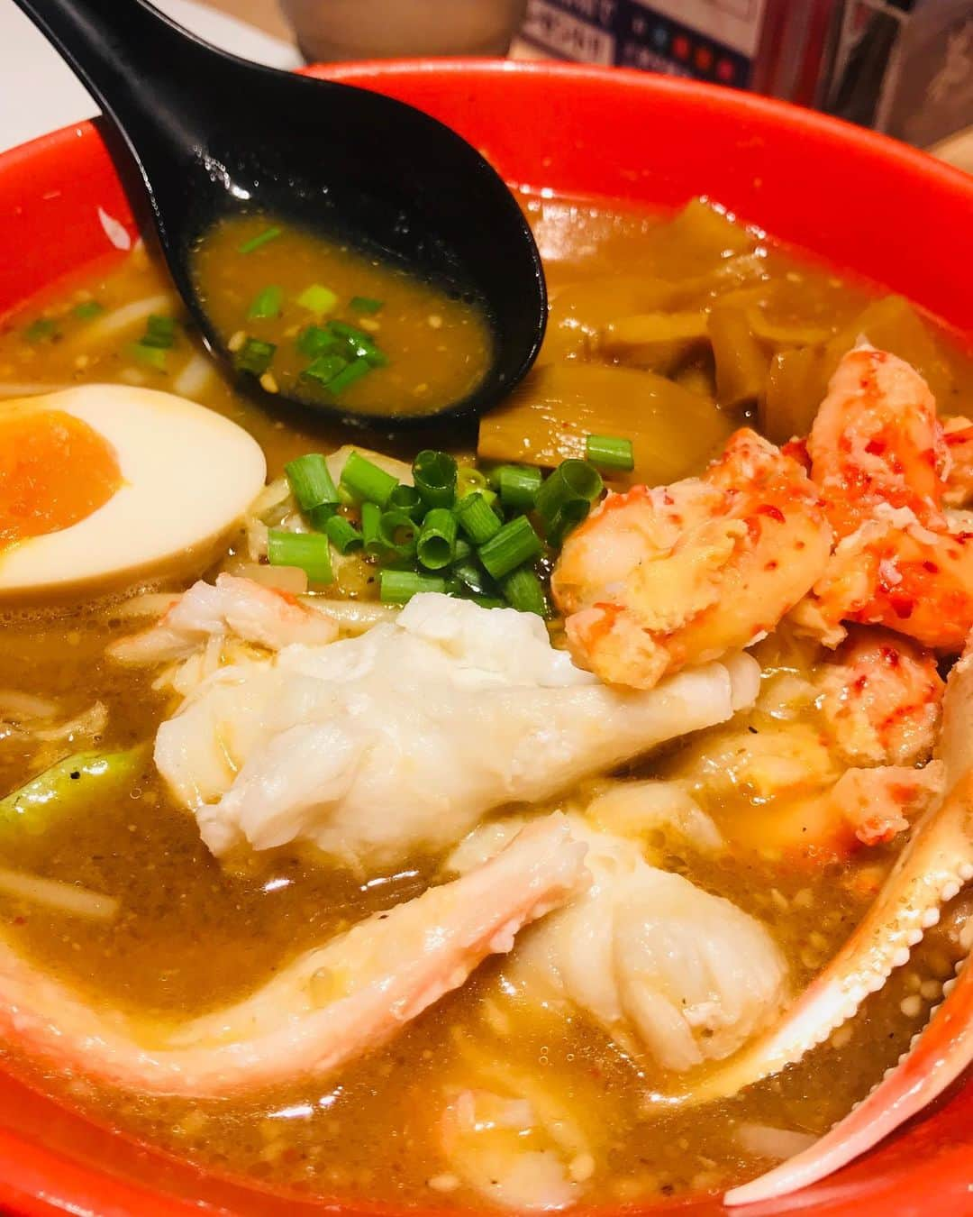 尾木直樹さんのインスタグラム写真 - (尾木直樹Instagram)「千歳空港で大好物のカニラーメン食べてご満悦 - #北海道#千歳空港#カニラーメン#大好物#尾木ママ#大喜び 😊💞」10月7日 17時05分 - oginaoki_ogimama