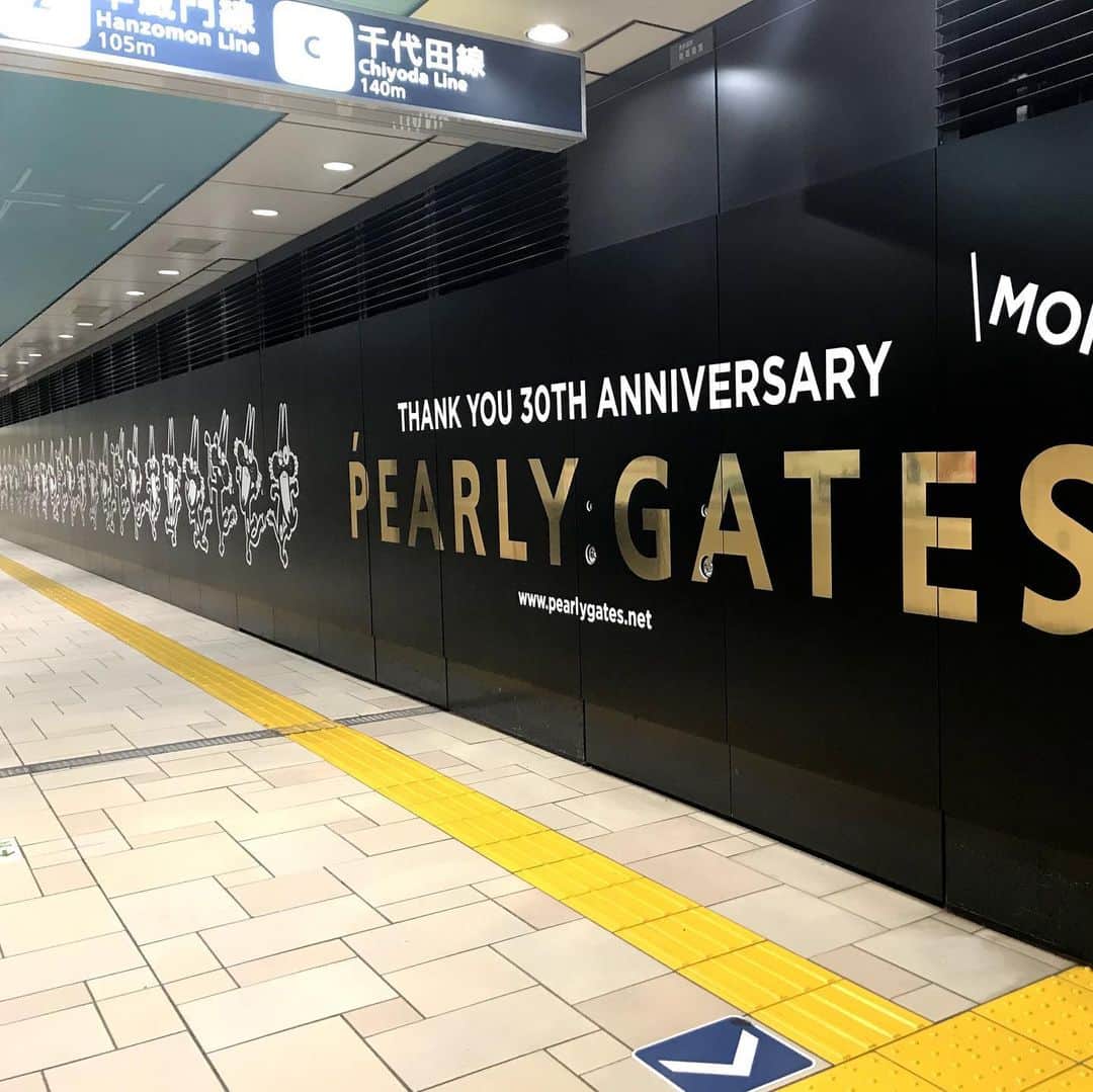 パーリーゲイツさんのインスタグラム写真 - (パーリーゲイツInstagram)「「黒っ！」「ニャロメ！？」「パーリーゲイツ！？」道行く人からそんな声が聞こえてきそうなくらい、 「PEARLY GATES」が東京メトロ表参道駅構内を、前代未聞の真っ黒い広告ジャックを実施！. . 「PEARLY GATES」×「ニャロメ」の真っ黒で不思議な世界観を、どうぞお楽しみください. . 一部広告にはQRコードを掲載しており、読み込むと・・・. . 掲出期間：2019年10月7日（月）～10月13日（日）. . ※広告をご覧いただく際には、他の駅利用者の通行や電車の運行の妨げにならないようご配慮いただき、安全確保のうえ、お楽しみください. . . ※駅、及び駅員へのお問い合わせはご遠慮ください. . . 更に、表参道ヒルズ Rスタジオで期間限定ショップをオープン！. ニャロメのコラボアイテムを手に入れよう！. . #pearlygates #パーリーゲイツ #ニャロメ #ニャロメに会いに来た #もーれつア太郎 #表参道駅 #30th #golf #ゴルフ」10月7日 17時07分 - pearlygates_official