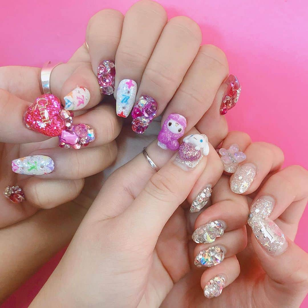 小澤楓さんのインスタグラム写真 - (小澤楓Instagram)「同期の @misamisa0317 ミサのlast nailは全てお任せネイルでした💘 . シナモロールを親指に…😂💭 私のために蝶々いや、クリスタルバタフライ🦋🦋を薬指につけてくれました😂✨笑 . ギラギラでお気に入りです♡ また帰ってきたらしてもらおっと😚💭 . . #サンリオ #シナモロール #シナモロールネイル #nail #クリスタルバタフライ  #eyedesigner #マツエク #アイデザイナー #まつ毛エクステ #吉祥寺 #吉祥寺マツエク#kaedeまつげ#モテまつげ  #カラーマツエク #ニュアンスマツエク #ナチュラルマツエク #ブライダルまつげエクステ #ブライダルマツエク #ブライダル #大阪#大阪マツエク」10月7日 17時08分 - kaede_cyori