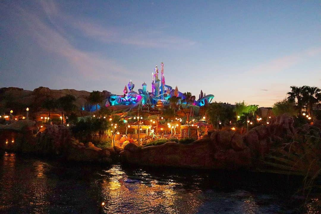 北村彩乃のインスタグラム：「Night time at the Tokyo DisneySea🌊🐭✨ やっぱシーは夜景が綺麗🙂🌟 . . #tokyodisneysea #tokyodisneyresort #tokyodisneyland #disneysea #japan #tokyo #disneyaddicts #disneyfan #disneynight #disneygram #instadisney #disneylover #instatravel #travelgram #ディズニーシー #東京ディズニーシー #ディズニー好きな人と繋がりたい #ディズニーハロウィン #ディズニー夜景 #ディズニー好きと繋がりたい #タビジョ #カメラ好きな人と繋がりたい #canonkissm #マーメイドラグーン」