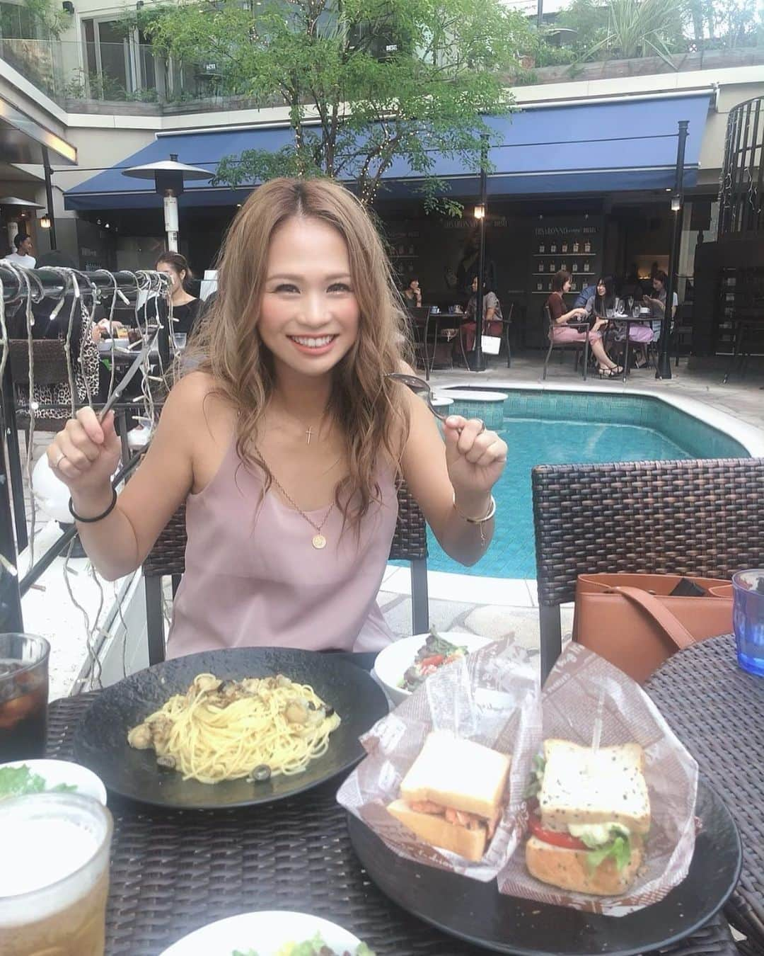 彩希エリナさんのインスタグラム写真 - (彩希エリナInstagram)「母娘Lunch🍴パスタとサンドイッチ頼んだら🥪店員さんにそんな食べれますか？って心配されたけど、ペロッとどっちもたいらげました🍝 ・ そしてそして、今夜10月7日深夜25:04〜放送の「100TAINER」※中京テレビに出演します🙋‍♀️✨YouTubeでも配信されるので皆さん是非見て下さーい♪♪ ・ #lunchtime #familylunch #cafeteriafood #cafeterrace #poolside #pastalunch #tokyo #shibuya #親子ランチ #母娘ランチ #カフェテラス #プールサイド #お洒落カフェ #パスタランチ #もりもり食べる #大食い女子 #中京テレビ #100tainer #今夜放送 #ピアノ弾いてます #絶対音感 #是非ご覧あれ」10月7日 17時21分 - erina_saiki