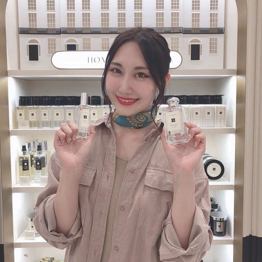aya onoのインスタグラム：「【JO MALONE LONDON】 松坂屋名古屋店にNEW OPEN✨ 南館1Fです！ 英国発のブランドで、コロンをはじめ、ボディ クレームやホーム キャンドルなど、とってもいい香りのものばかりです💓 一つ一つの香りが主張しすぎず控えめなので、重ね付けして個性を出すことで、自分だけのお気に入りの香りが楽しめます！  また体につけるものだけでなく、リビングなどに置いて香りを楽しむディフューザーやキャンドル🕯なんかもあるんです。  ジョー マローン ロンドンではヘア ミストが7月から新たにシリーズに加わったそうです  そして！9/6から『ポピー & バーリー』という新しい香りが定番として仲間入り！ ふわっとフローラルで、甘すぎず少しすっきりとした香りなので、どんな人にでも好まれる香りかなと思います🌼  松坂屋の南館1Fがガラリとフロアの雰囲気が変わっていたので、是非足を運んでみてください☺️ #jomalone #jomalonelondon #ジョーマローンロンドン ＃ジョーマローン #ジョーマローンロンドン名古屋 #コロン #香水  #ディフューザー #ボディクリーム #名古屋香水 #松坂屋名古屋店 #松坂屋アンバサダー #PR #matsuzakaya #松坂屋 #名古屋 #nagoya #美容 #美容家 #beauty」