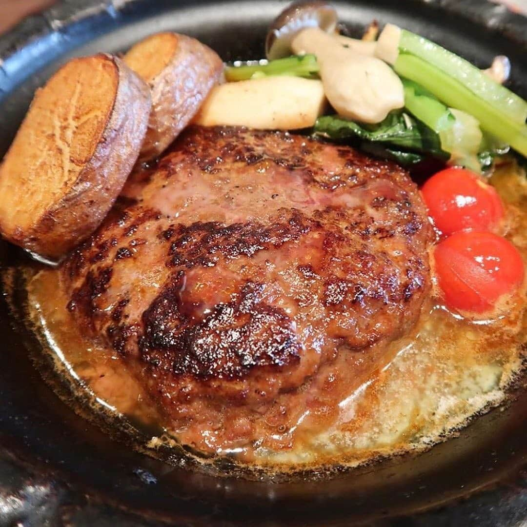 aumoグルメさんのインスタグラム写真 - (aumoグルメInstagram)「. ❤︎🍽肉汁溢れる！ハンバーグステーキランチ🍽❤︎ . ハンバーグは肉肉しくて、溢れる肉汁はジューシーで旨み◎🍖💕 デミグラスソースとの相性も抜群でご飯食べる手が止まりません！！😋🍚 ランチタイムにぜひ訪れてみては？ . 写真提供 : @pu_san_manpuku さん﻿﻿ 素敵なお写真をありがとうございました♡﻿﻿ .﻿﻿ . 店名：『洋食 手嶋』 ぜひ訪れてみてくださいね。 . . あなたが撮影したベストグルメpicに﻿﻿ 「#aumo」を付けて教えて下さいっ☺︎﻿﻿﻿ あなたの投稿が紹介されるかも♪﻿﻿﻿ . aumoアプリは毎日配信！おでかけや最新グルメなどaumo読者が気になる情報が満載♡﻿﻿ ダウンロードはプロフィールのURLから✔︎﻿ (iPhone&Android版) . #大阪グルメ#大阪カフェ#大阪ランチ#西区#西区ランチ#新町ランチ#洋食手嶋 #ハンバーグ#ハンバーグプレート#ハンバーグ定食#肉スタグラム#肉料理#ジューシー #aumo#aumoグルメ#instagourmet#instafood#食べ物グラム#食べスタグラム」10月7日 17時32分 - aumo_gourmet