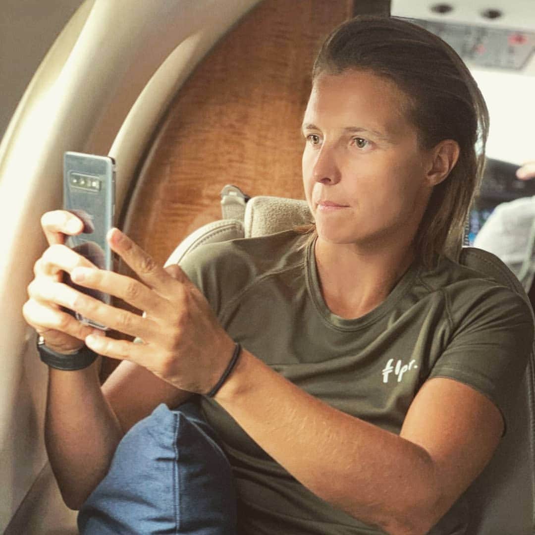 キルステン・フリプケンスのインスタグラム：「Making memories on the road ✈😍 @samsung_be  #galaxys10  #ad」