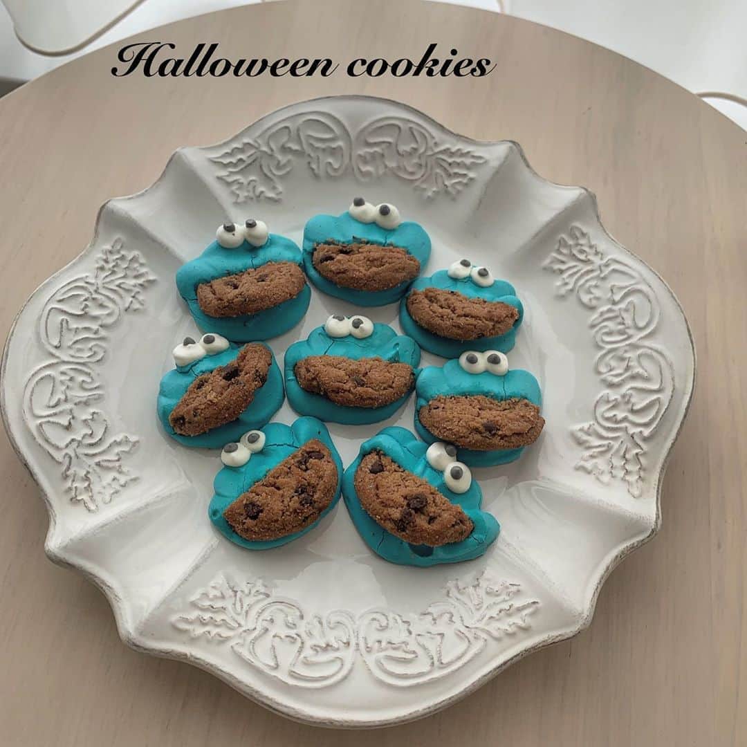 maari watanabe(まありん)さんのインスタグラム写真 - (maari watanabe(まありん)Instagram)「.*⑅︎୨୧┈︎┈︎┈︎┈︎┈︎┈︎┈┈︎┈︎┈︎┈︎┈︎୨୧⑅︎* .  ㅤㅤㅤㅤㅤㅤㅤㅤㅤㅤ ㅤㅤㅤㅤㅤㅤㅤㅤㅤㅤ ˗ˏˋ  𝕤𝕨𝕖𝕖𝕥𝕤  ˎˊ˗ ㅤㅤㅤㅤㅤㅤㅤㅤㅤㅤ Halloweenっぽいカラーが可愛い💙 クッキーモンスターのメレンゲ😍 チョコチップクッキーとメレンゲクッキーの相性抜群すぎ🧡めっちゃ美味しい！一生食べてられる美味しさ！ USJのハロウィン行きたいなー🎃👻 メレンゲはようこ先生(@yohko_ycsweets )recipe💗 お菓子作りが本当に好き！ ㅤㅤㅤㅤㅤㅤㅤㅤㅤㅤ 我做了万圣节糖果！ 我喜欢做糖果！ .*⑅︎୨୧┈︎┈︎┈︎┈︎┈︎┈︎┈┈︎┈︎┈︎┈︎┈︎୨୧⑅︎* .  #アフターヌーンティー#afternoontea #Halloweensweets#ハロウィンスイーツ#キャラクタークッキー#クッキーモンスター#usjスイーツ#usjハロウィン#おうちカフェ#まありんおうちカフェ#세련된카페#ขนมโฮมเมด#ดิสนีย์#น้ำชายาม#メレンゲクッキーบ่าย#meringuecookies#macaron#meringue#icingcookies」10月7日 17時43分 - manyo_wt