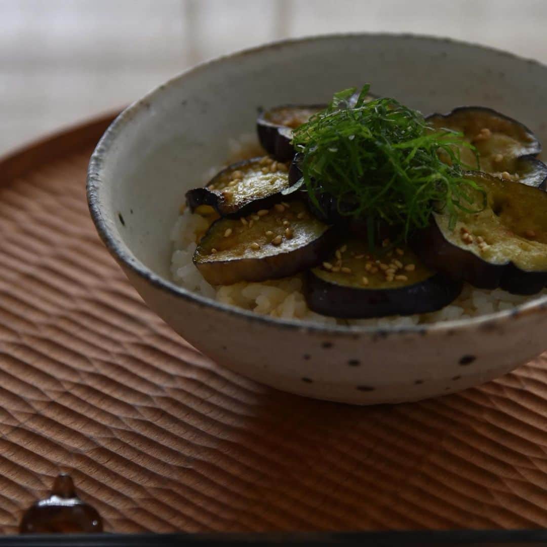 のインスタグラム：「茄子のバター醤油ごはん😋 ・ 農家の友人から教えてもらった簡単レシピ✨ ・ ナスはごま油で焼くのが定番だったけど、バター旨すぎる♥️ ・ ご飯にも染みて、箸が進むよ〜！！ ・ レシピはブログでご紹介しています。 @mi1341 ←プロフィールのURLからブログへ飛べます🍆 ・ 是非ご覧頂けたら嬉しいです👏 ・ #めがねとかもめと北欧暮らし#朝のせごはん#朝ごはん#朝食#茄子#ナス#バター醤油#ズボラ飯#簡単レシピ#簡単ごはん#なす料理#茄子料理#茄子レシピ#cooking#cookingram ・」