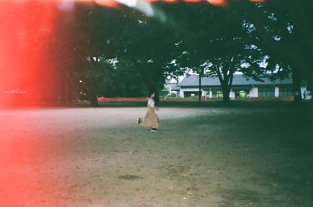 のインスタグラム：「* * @kotone_hitomi が撮ってくれた🦖 * #filmcamera」