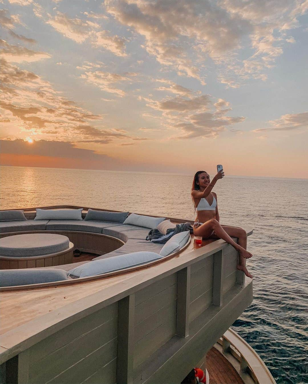 植野有砂さんのインスタグラム写真 - (植野有砂Instagram)「Welcome on board 🛥Lako sae ❤️ アヤナがローンチしたばかりのラコ サエ号がすごかった😍🔥ラグジュアリーな船に客室までついててしかも少し和風💓各部屋海上ネット？ハンモック？に繋がってて映えな写真も撮れちゃう❤️あーまた乗りたいな！！笑　#ayanakomodo #ayanainstameet #labuanbajo #komodo #ayanalakosae」10月7日 17時48分 - alisaueno