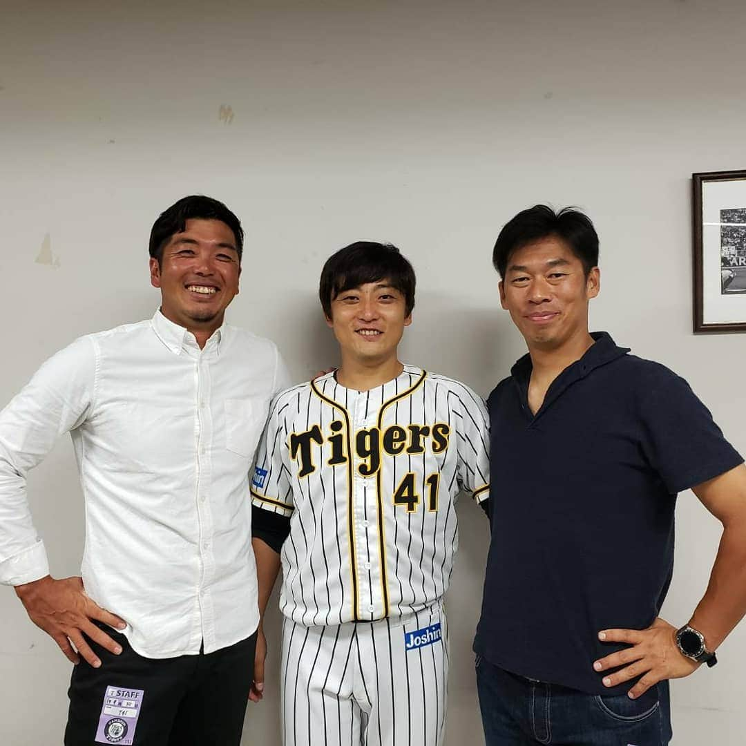 高橋聡文さんのインスタグラム写真 - (高橋聡文Instagram)「9月30日に見に来てくれていた同期入団の山井さんとアキ🥎 山井さんが撮ってくれた動画の2人の声に、、、😢 いつかみんなで同期会しましょう😙  #阪神タイガース#中日ドラゴンズ#山井大介 #前田章宏 #高橋聡文 #眠り姫#カメラ好きの山井家#完璧な動画」10月7日 17時49分 - akifumi0529