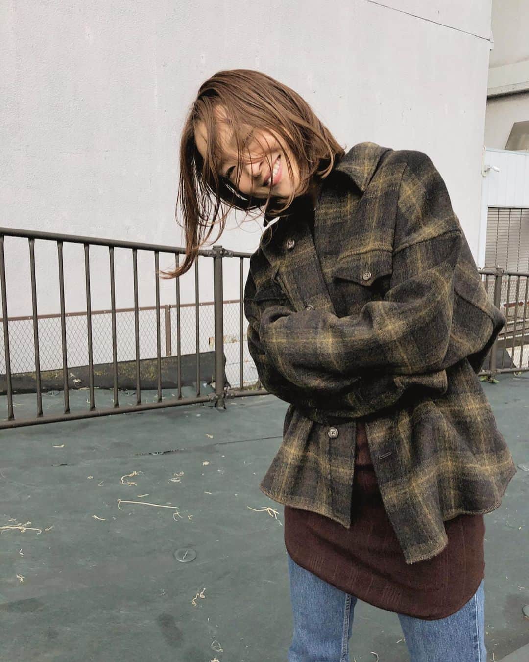 野尻美穂のインスタグラム：「風強くて日差しも強かったけど、寒くなってきたからやっと着れて嬉しい🥺❤️ #mihonano  私はジャケットは38でスカートは36にしたよ！ 色も形も絶妙で最高かわいいのです🥺💕 どっちの色もかわいいから早く両方セットアップで着たいです🐧 今回のシリーズも私のお友達購入率が高く涙が出ます😭💕みんな大好きだぁ😭❤️❤️❤️ #ねぇ地面汚い👹 #お袖長め族」