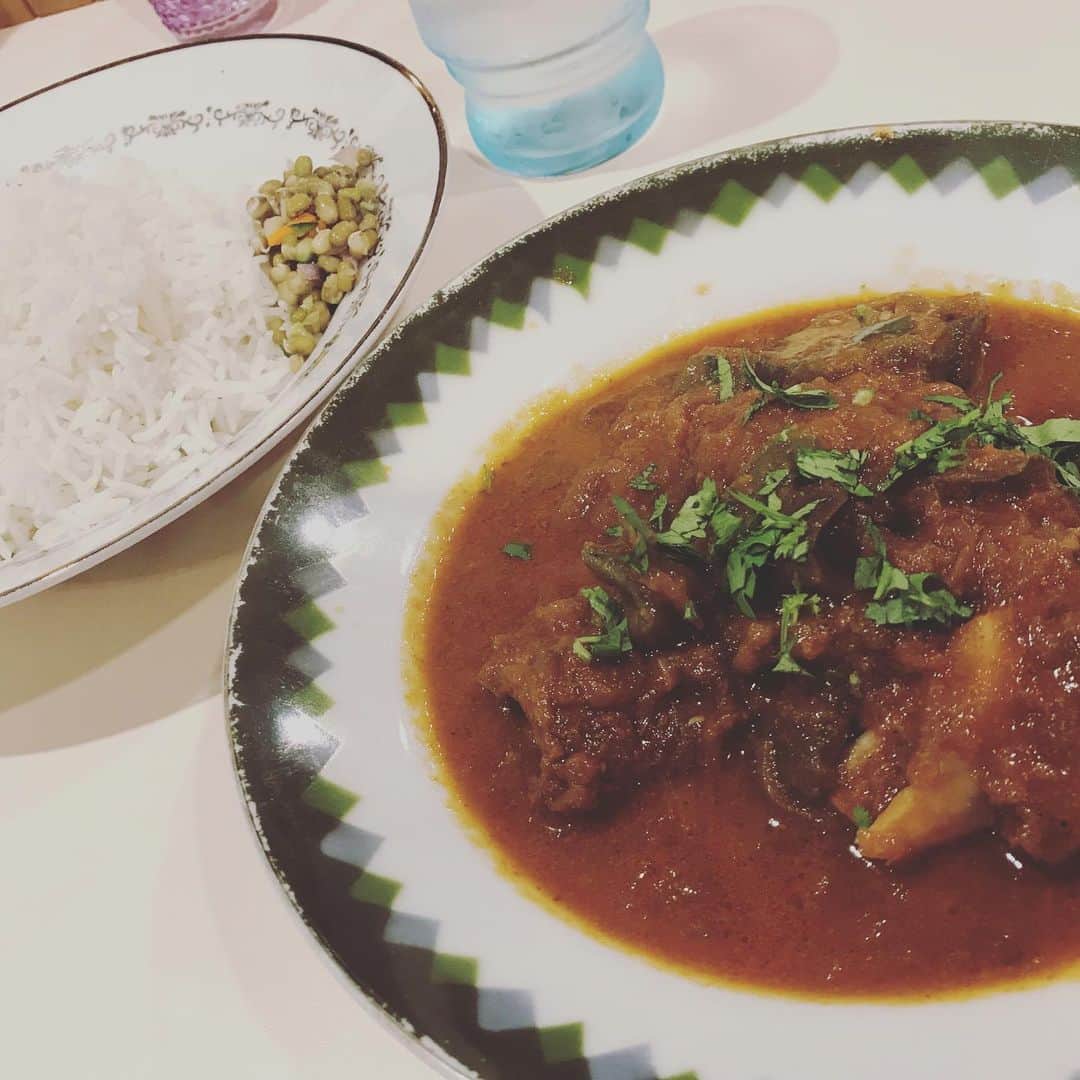 中野耕史のインスタグラム：「今朝　#KissFM #4seasons でお話したパキスタンのカレーが楽しめる　#チーリーカリー　🍛 僕が選んだのはマトンとナスのカレー🍛 お肉の旨味を感じるあっさりとしたルーとナスと豆の食感が美味でした😊 #神戸をカレーの街に」