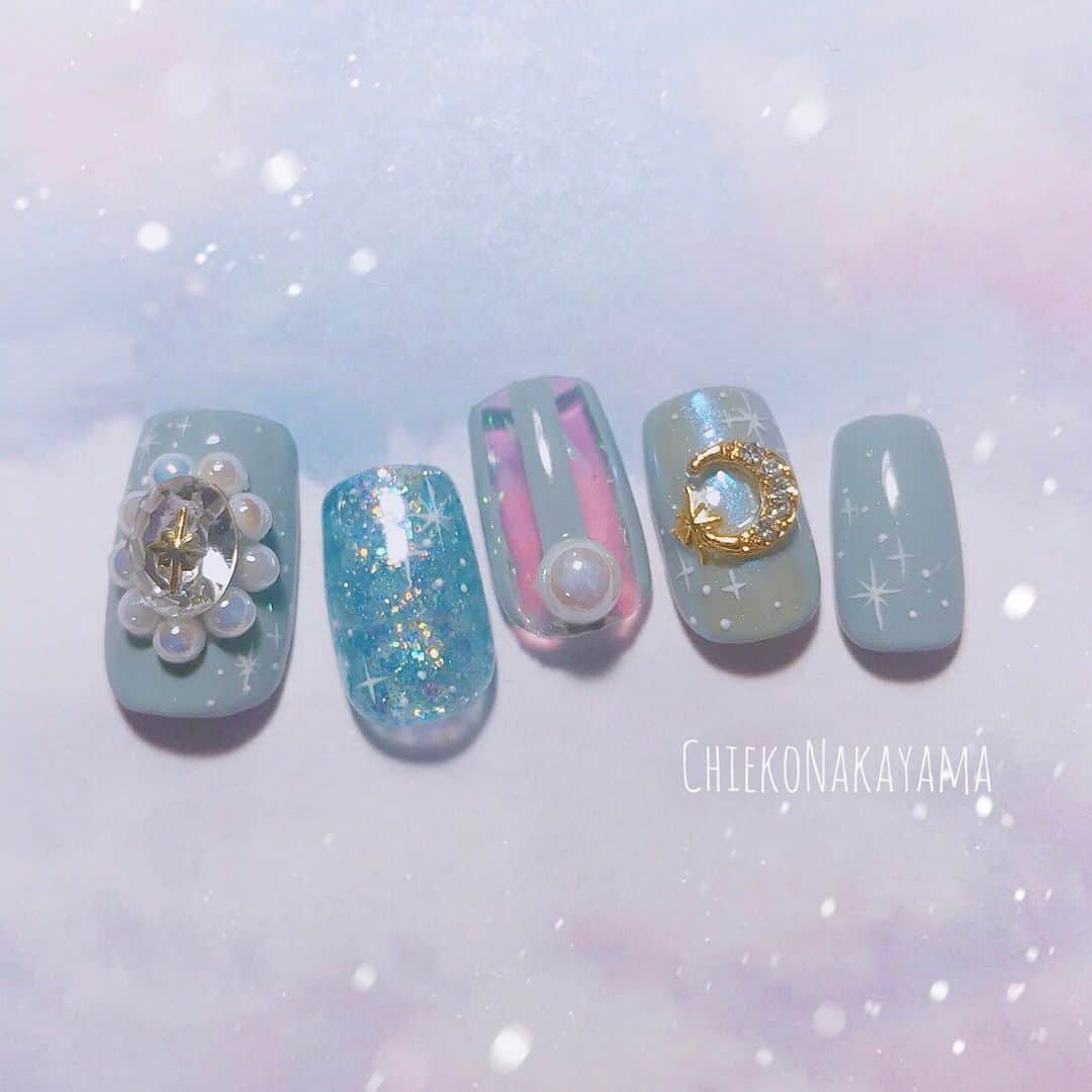 なかやまちえこのインスタグラム：「これは！9月のPREGEL新色カタログ用で作ったネイル🌙✨ #nail #nails #nailart #ネイル #美甲 #ネイルアート  #clou #nagel #ongle #ongles #unghia #japanesenailart #manucure #네일 #젤네일 #네일아트 #네일리스트 #japanesenails #manicurist #gelnails #أظافر #pregel #くすみブルー #オーロラネイル #auroranails @pregelofficial」