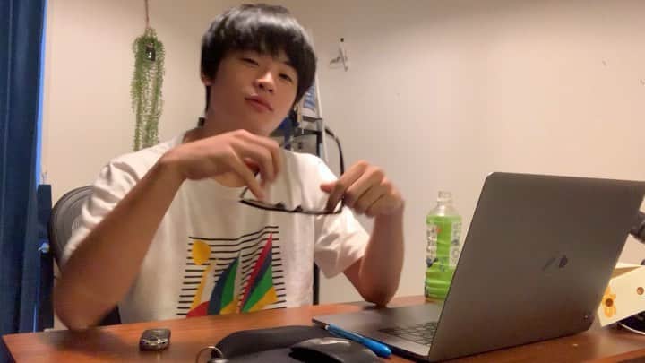 すしらーめん《りく》のインスタグラム：「「万が一という事があるな」と思い 念の為、弟に対抗して自分もやっておきました。  視聴者『かなり恐怖を感じた。』 #理論上は可愛い #どの部分を見ても普通に怖い #編集しろ」