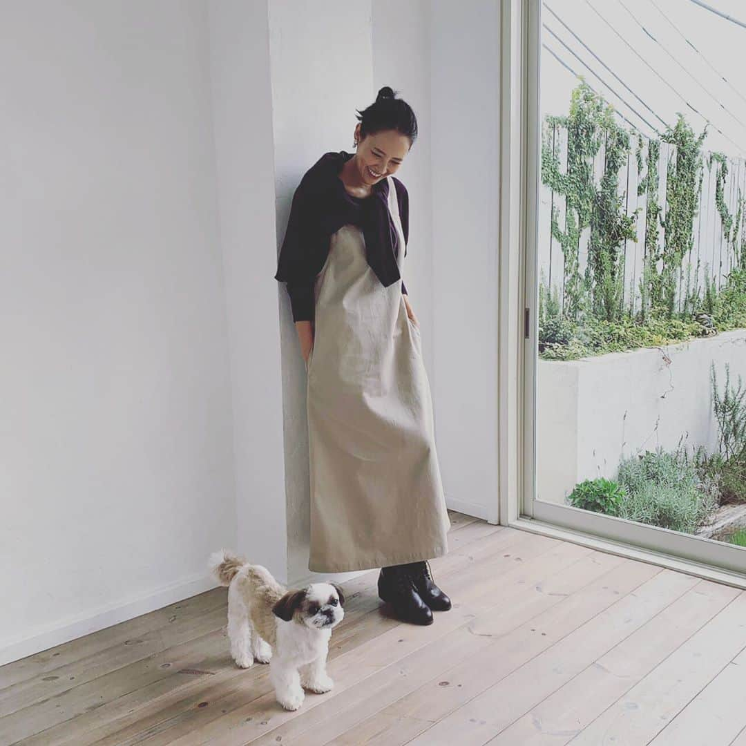 浜島直子さんのインスタグラム写真 - (浜島直子Instagram)「みなさんこんにちは🐶  かーちゃんが コラボして つくった スタディオクリップ( @studioclip )の ジャンパースカート。  かーちゃんが 「オトナっぽくてめちゃくちゃステキ！」 といっていたけど  ふっ。  まだまだシロウトの感想で はなで わらっちゃいました🐶  このジャンパースカートの よさは  なんといっても  たくさん たべられるところなのです🐶✨ ・ #studioclip  #スタディオクリップ #はまじコラボ #マキシジャンパースカート #色は4色あります #値段は税込5830円です #詳しくはスタディオクリップのウェブへ🌈」10月7日 17時56分 - hamaji_0912