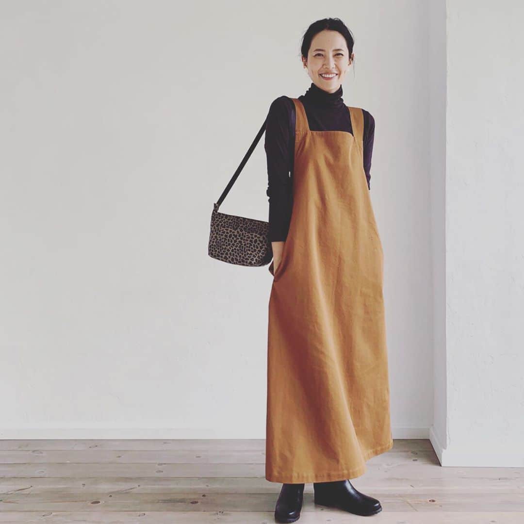 浜島直子さんのインスタグラム写真 - (浜島直子Instagram)「みなさんこんにちは🐶  かーちゃんが コラボして つくった スタディオクリップ( @studioclip )の ジャンパースカート。  かーちゃんが 「オトナっぽくてめちゃくちゃステキ！」 といっていたけど  ふっ。  まだまだシロウトの感想で はなで わらっちゃいました🐶  このジャンパースカートの よさは  なんといっても  たくさん たべられるところなのです🐶✨ ・ #studioclip  #スタディオクリップ #はまじコラボ #マキシジャンパースカート #色は4色あります #値段は税込5830円です #詳しくはスタディオクリップのウェブへ🌈」10月7日 17時56分 - hamaji_0912