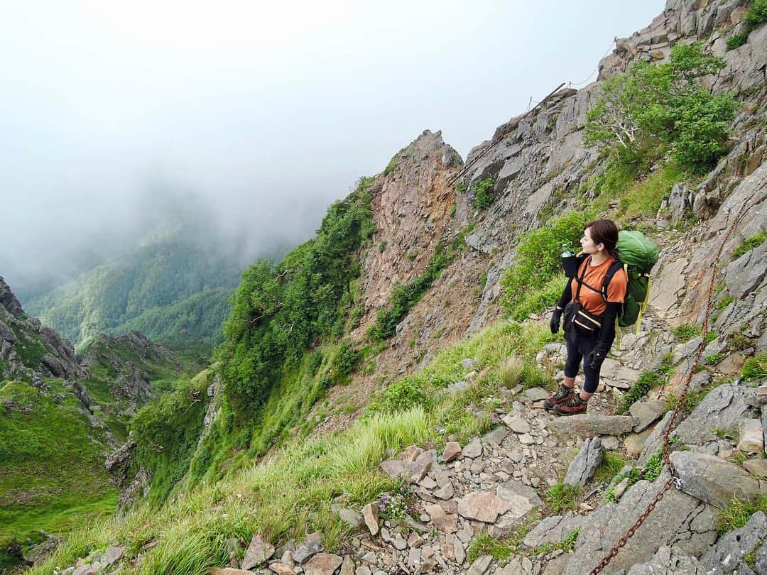 中村葵さんのインスタグラム写真 - (中村葵Instagram)「＊ ＊ ＊ 権現小屋を出発し赤岳へ⛰ 次の日はなんとか晴れ間も☀️😂 ・ ・ 晴れると景色も心もこんなに澄み渡るのかと！！笑 ・ ・ 岩場も出てきてわくわく！！ ＊ ＊  2019.8.17 ＊ #赤岳 #権現岳 #八ヶ岳 #山登り #登山 #登山女子 #山登り好きな人と繋がりたい #登山好きな人と繋がりたい #arcteryx #patagonia #mountainhardwear #山ガール #山歩ガール #japan #japantrip  #japanesemountain #縦走」10月7日 17時57分 - aoinakamura123