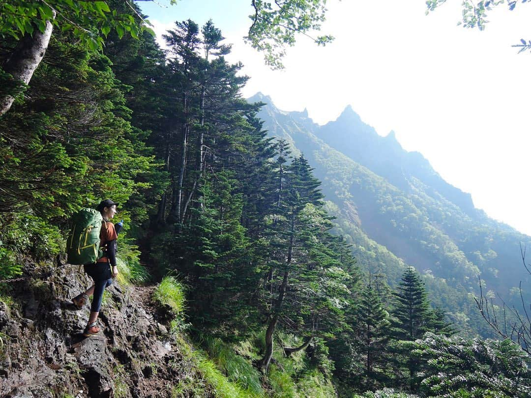 中村葵のインスタグラム：「＊ ＊ ＊ 権現小屋を出発し赤岳へ⛰ 次の日はなんとか晴れ間も☀️😂 ・ ・ 晴れると景色も心もこんなに澄み渡るのかと！！笑 ・ ・ 岩場も出てきてわくわく！！ ＊ ＊  2019.8.17 ＊ #赤岳 #権現岳 #八ヶ岳 #山登り #登山 #登山女子 #山登り好きな人と繋がりたい #登山好きな人と繋がりたい #arcteryx #patagonia #mountainhardwear #山ガール #山歩ガール #japan #japantrip  #japanesemountain #縦走」