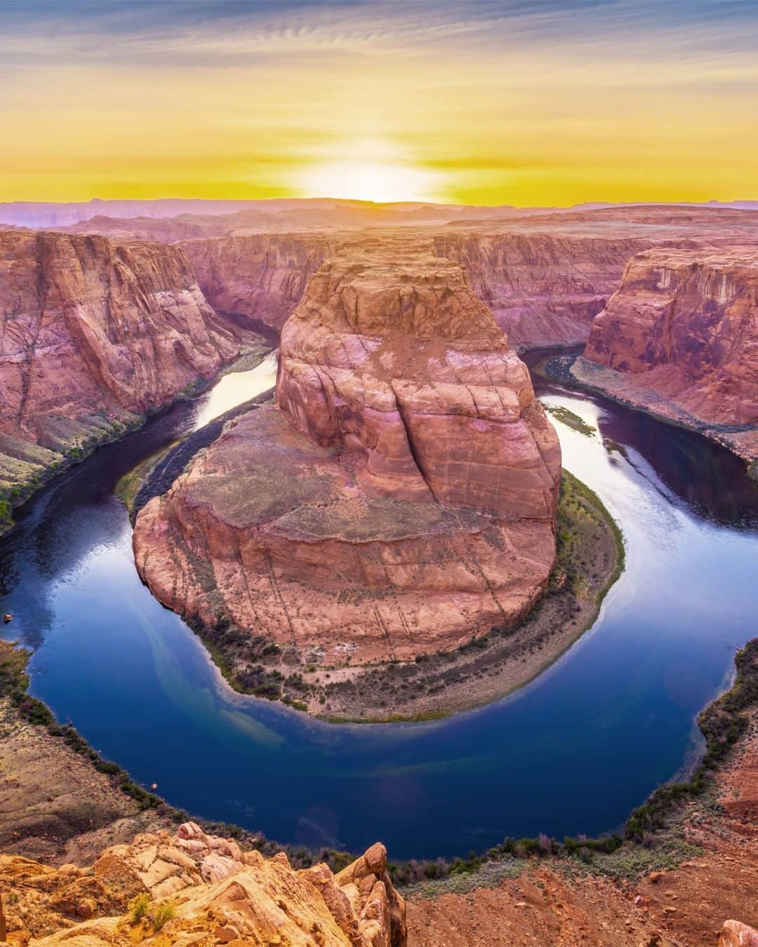 のインスタグラム：「. The setting sun shines across the rocky terrain at the aptly-named Horseshoe Bend.  #UncommonOctober  ホースシューベンドの名は、コロラド川がつくりだしたその形状から🐎  広大な大地に沈む夕日に癒されます✨ . . Post your memories with #FlyJAL #JapanAirlines #horseshoebend #arizona #unlimitedsunset」