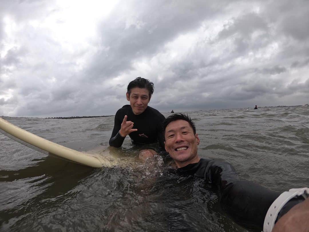 宮上元克のインスタグラム：「サーフ合宿2Days終了 先日海の上で会った人がなんと偶然MUCCミヤさんの地元のバンドやってた先輩だった そしてまた週末同じポイントで再開したので短い時間だったけどMUCCの話やバンドの話をしながら一緒に波乗りした🏄‍♂️ いや〜凄い偶然、良い出会い😆」